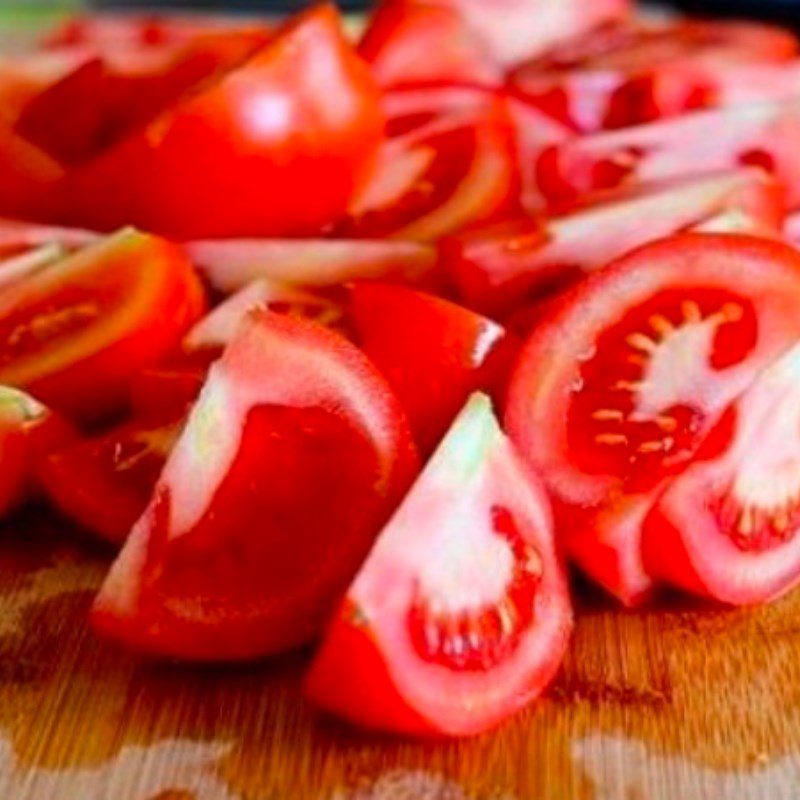 Step 1 Prepare mushrooms and other ingredients Chicken thigh stir-fried sweet and sour