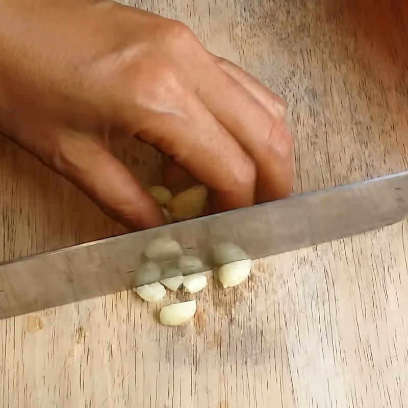 Step 1 Prepare the ingredients for the gourd soup with squid