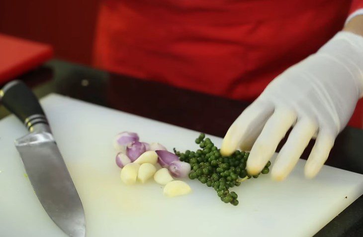 Step 1 Prepare the ingredients for Steamed Chicken with Fish Sauce