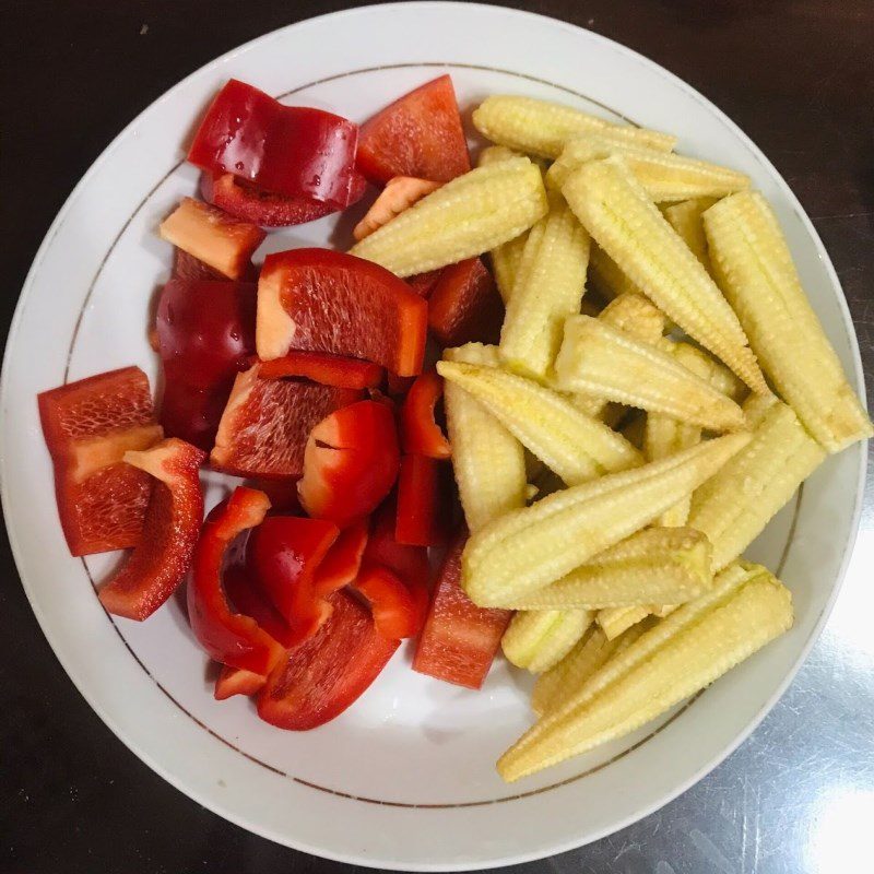 Step 1 Prepare the ingredients Stir-fried squid with satay, bell peppers, and baby corn