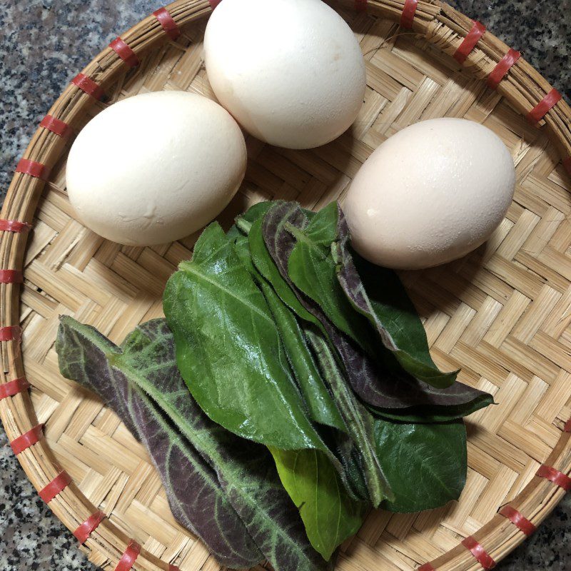 Step 1 Prepare the ingredients for Fried Eggs with Vietnamese Coriander