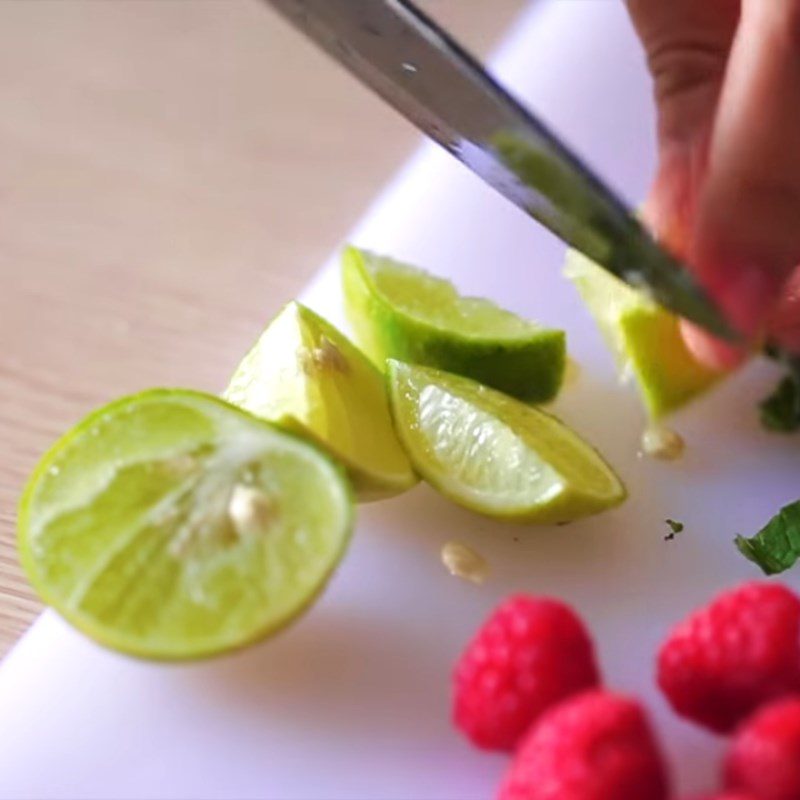 Step 1 Prepare the ingredients for non-alcoholic raspberry mojito