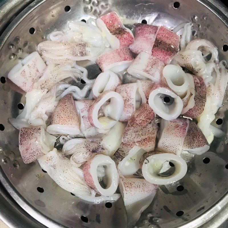 Step 1 Prepare the ingredients Stir-fried squid with satay, bell peppers, and baby corn