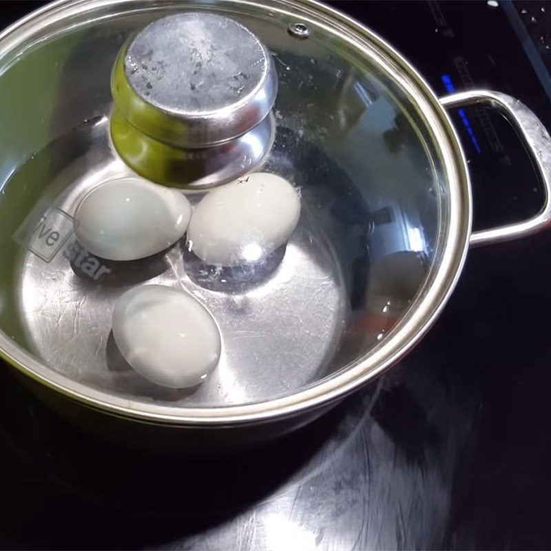 Step 1 Prepare ingredients for boiled duck eggs with mugwort