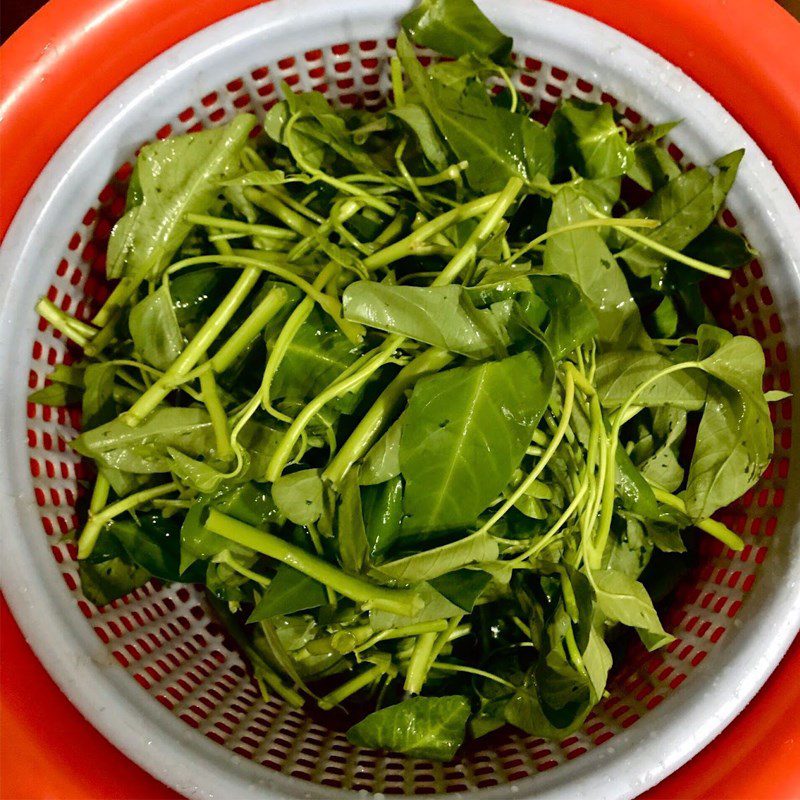 Step 1 Prepare the ingredients for stir-fried water spinach with dried shrimp