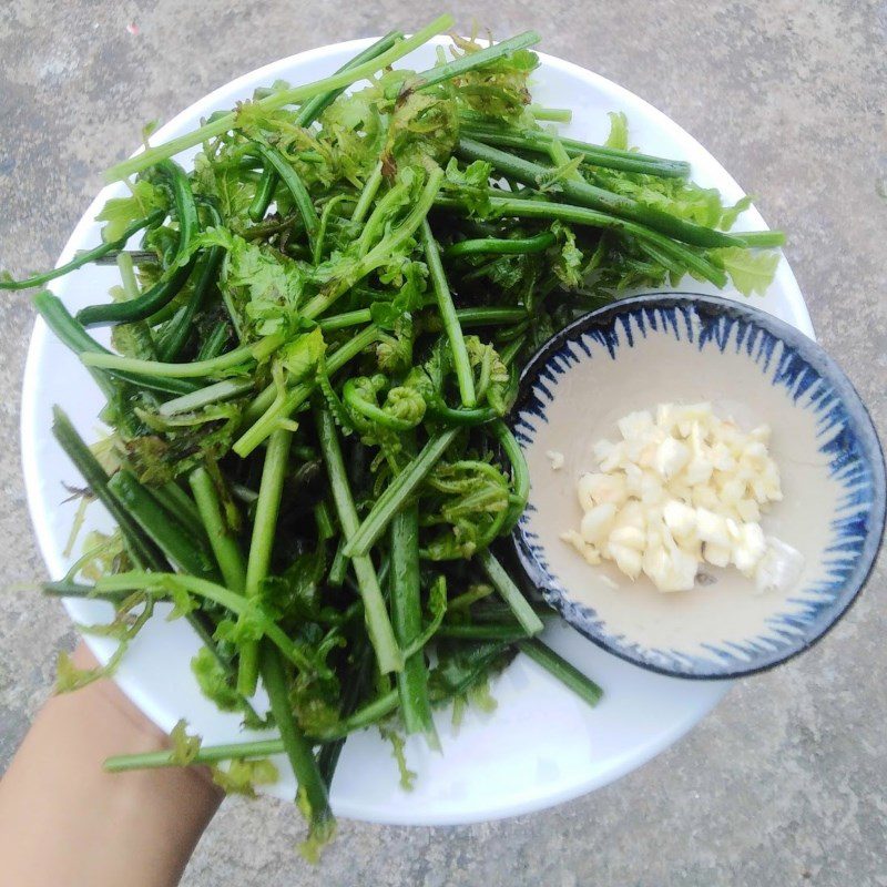 Step 1 Prepare Ingredients for Stir-Fried Ferns with Garlic