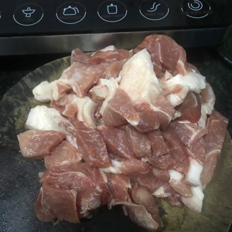 Step 1 Prepare the ingredients for Sweet and Sour Stir-Fried Pork (recipe shared by users)