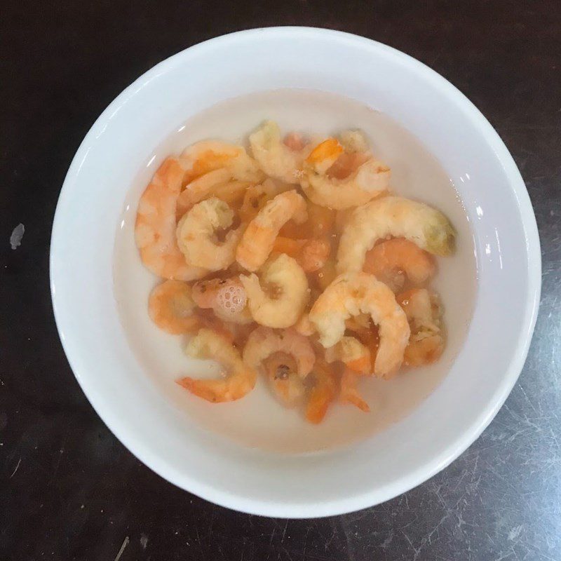 Step 1 Prepare the ingredients for stir-fried water spinach with dried shrimp