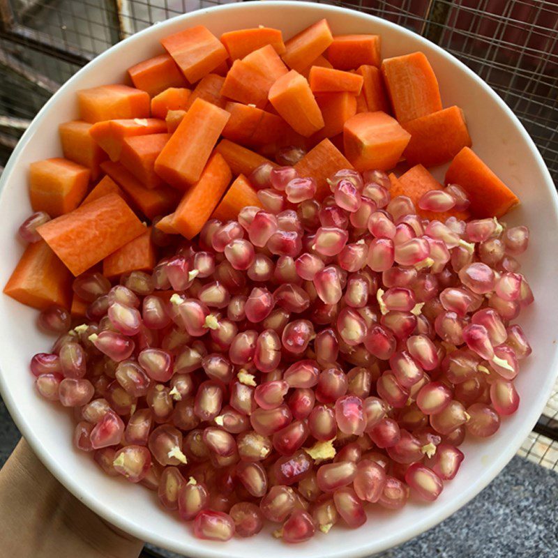 Step 1 Prepare the ingredients for Pomegranate and Carrot Juice