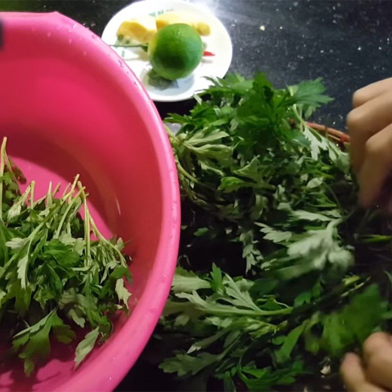 Step 1 Prepare ingredients for boiled duck eggs with mugwort