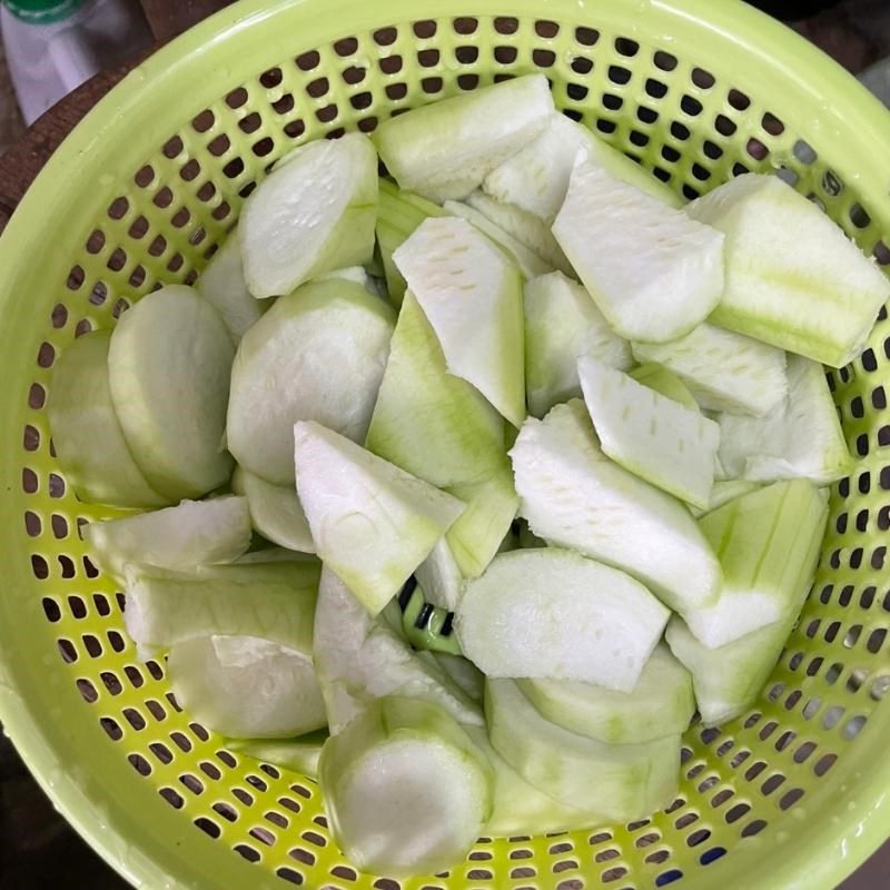 Step 1 Prepare the ingredients for stir-fried chicken intestines with loofah