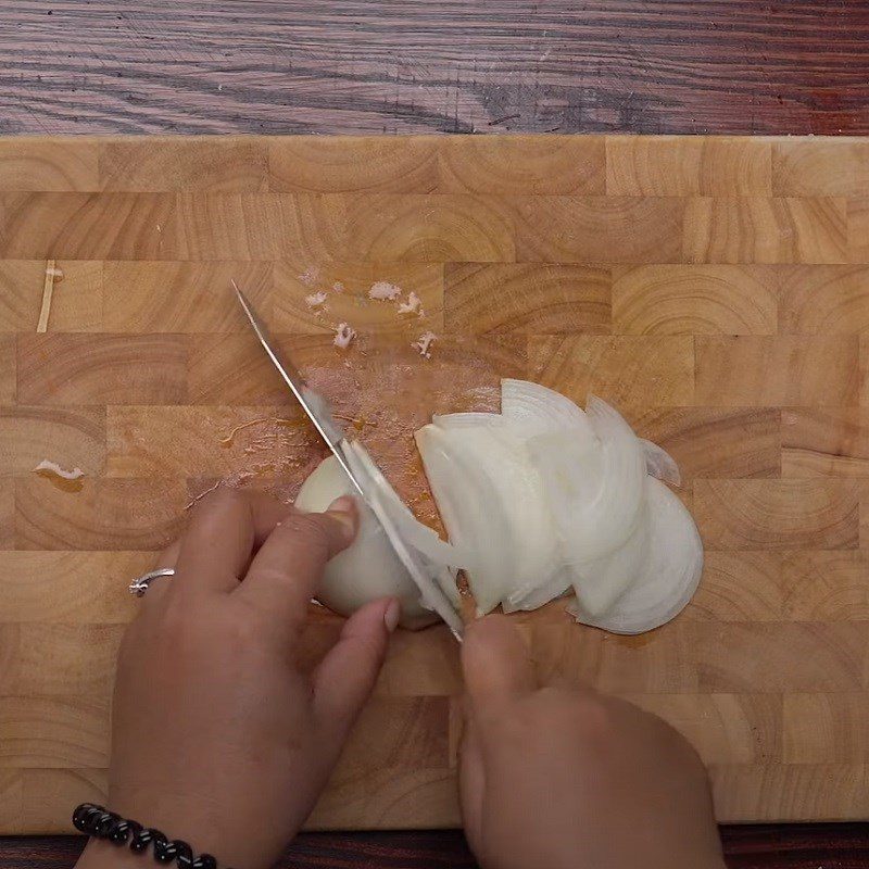 Step 2 Prepare the ingredients for Western-style pancakes from ready-made flour