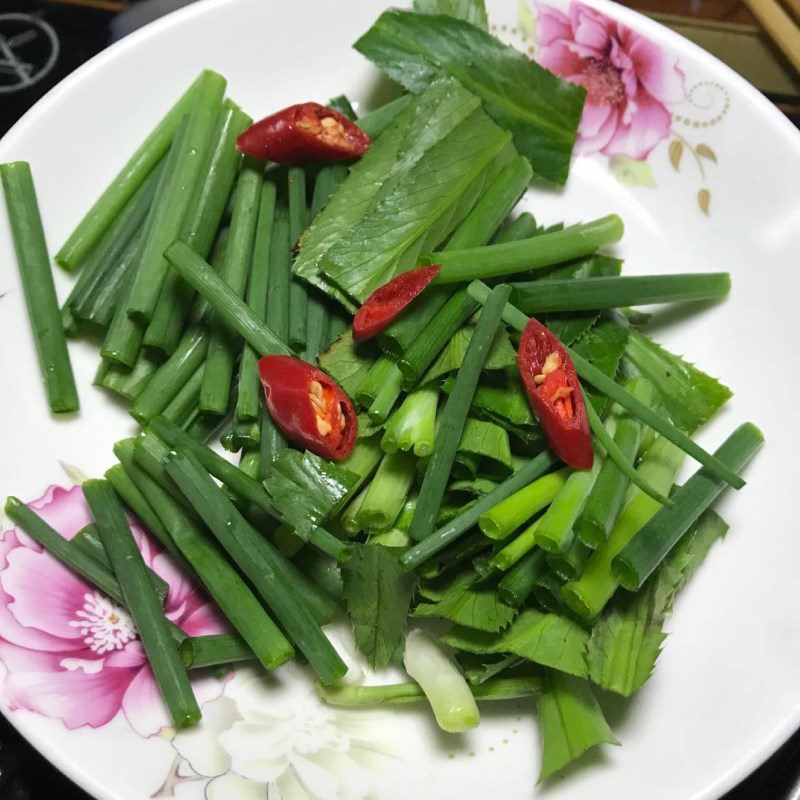 Step 1 Prepare the ingredients for steamed carp with soy sauce (recipe shared by a user)