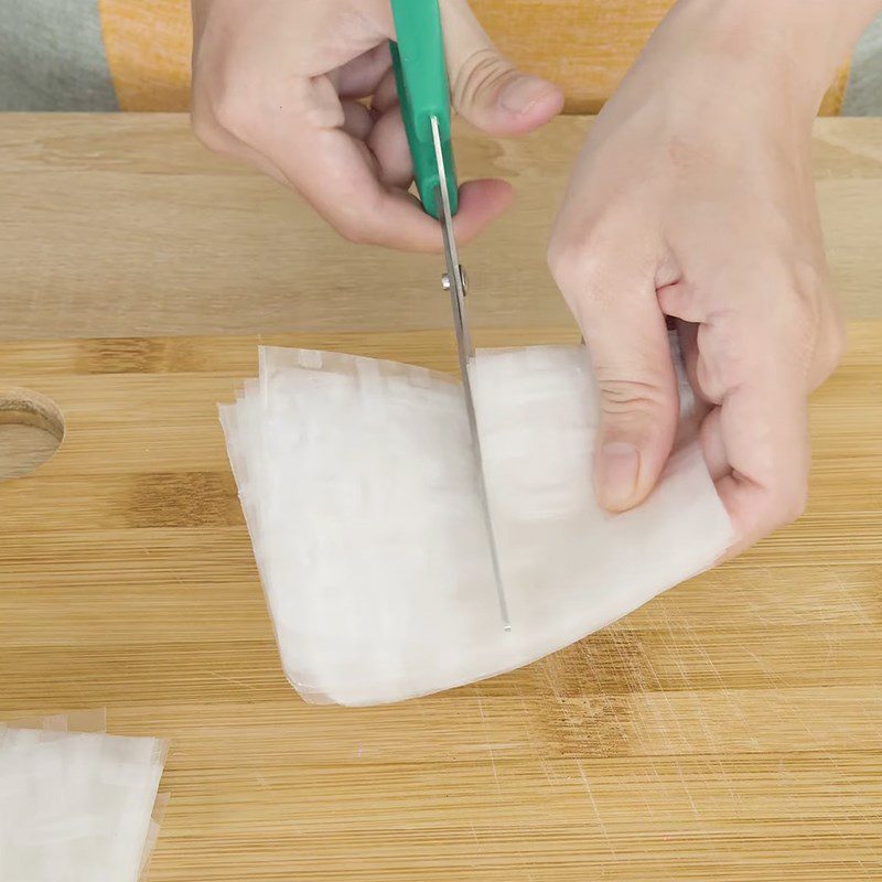 Step 1 Cut the seaweed Cheese-coated Seaweed Snack