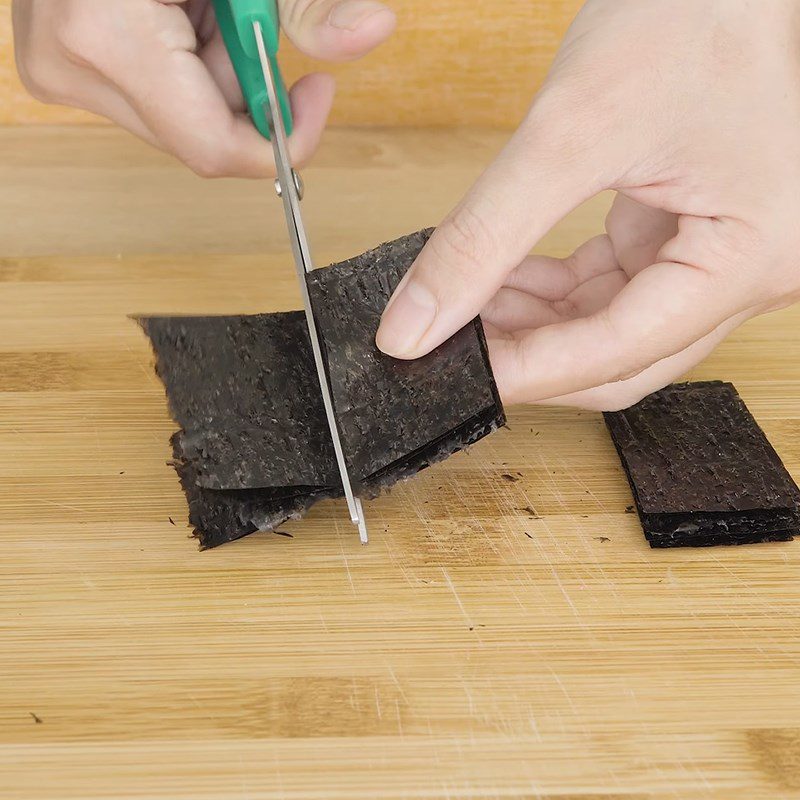 Step 1 Cut the seaweed Cheese-coated Seaweed Snack