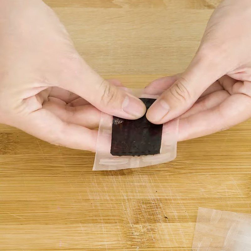 Step 1 Cut the seaweed Cheese-coated Seaweed Snack