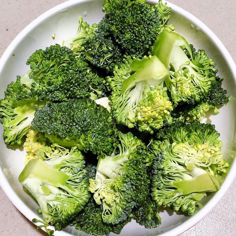 Step 1 Prepare the ingredients for garlic sautéed broccoli