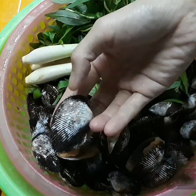 Step 1 Prepare the ingredients for steamed razor clams with lemongrass