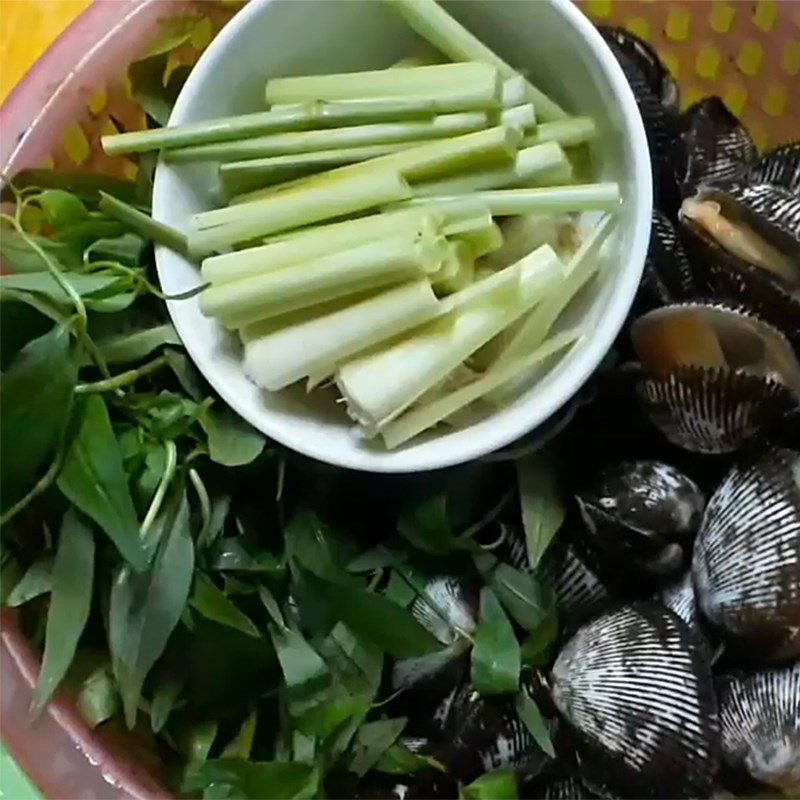 Step 1 Prepare the ingredients for steamed razor clams with lemongrass