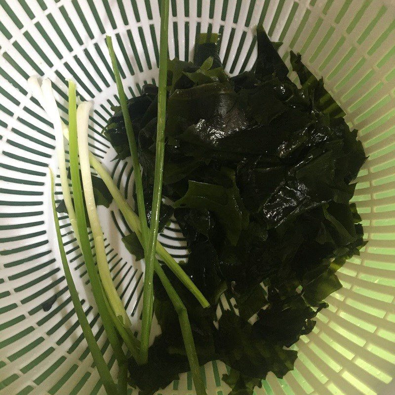 Step 1 Prepare the ingredients for Minced Pork Seaweed Soup