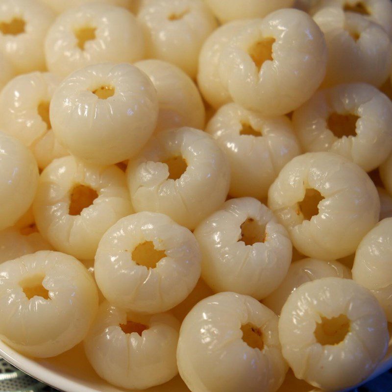 Step 1 Prepare the ingredients for litchi salad with shrimp and pork