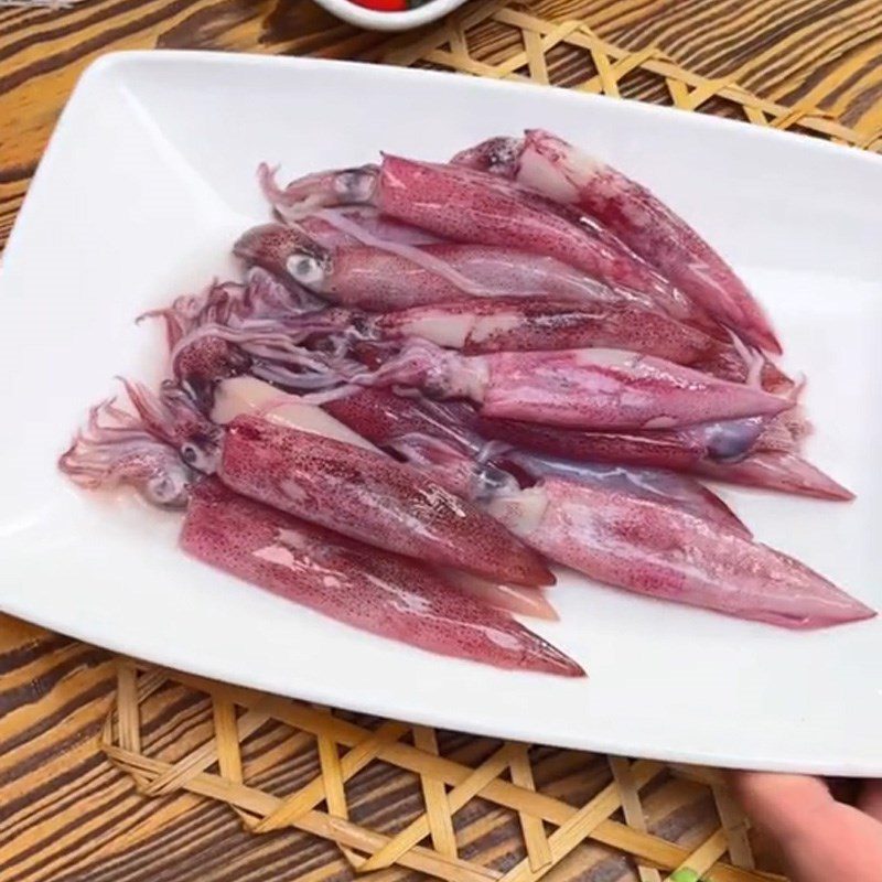 Step 1 Prepare the Ingredients for Grilled Squid with Chili Salt (Recipe shared from TikTok Vào Bếp cùng TasteVN)