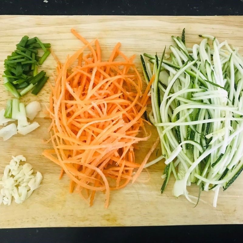 Step 1 Prepare the ingredients for Stir-fried Chicken Breast with Vegetables