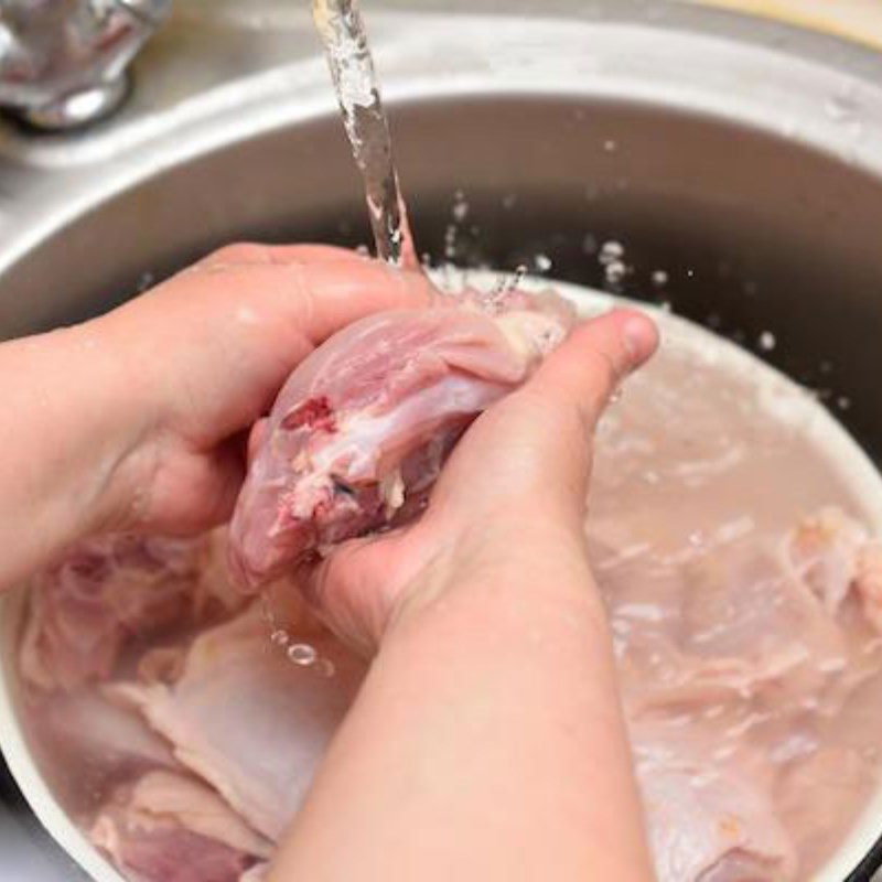 Step 1 Prepare the ingredients for lotus root soup with chicken bones