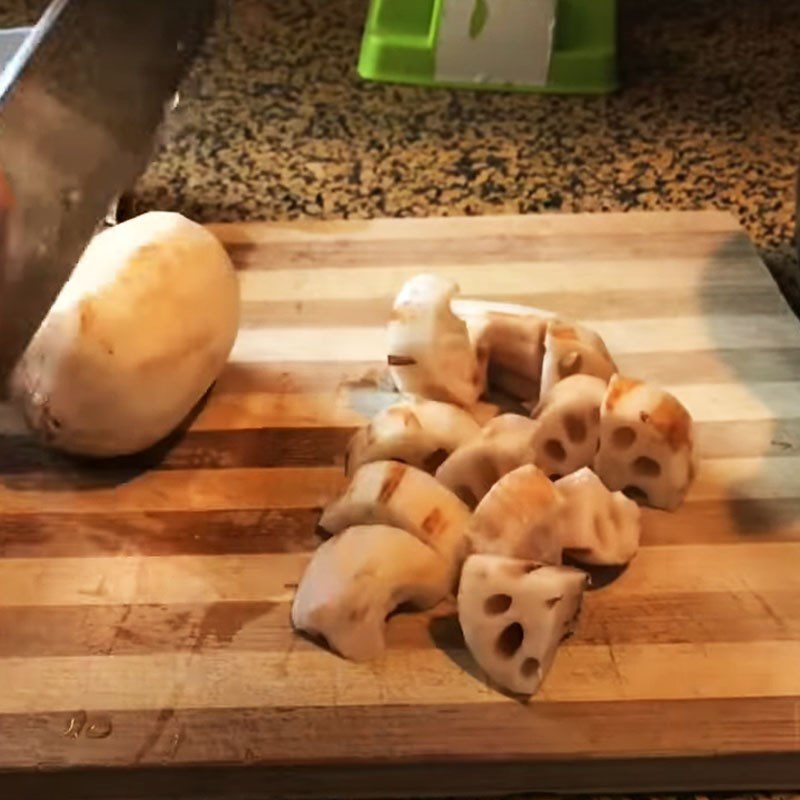 Step 1 Prepare the ingredients for lotus root soup with beef bones