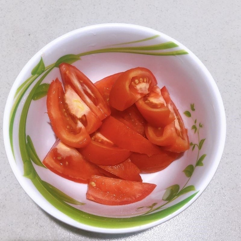 Step 1 Prepare the ingredients for Tomato Bean Sprout Soup