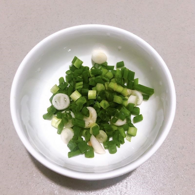 Step 1 Prepare the ingredients for Tomato Bean Sprout Soup