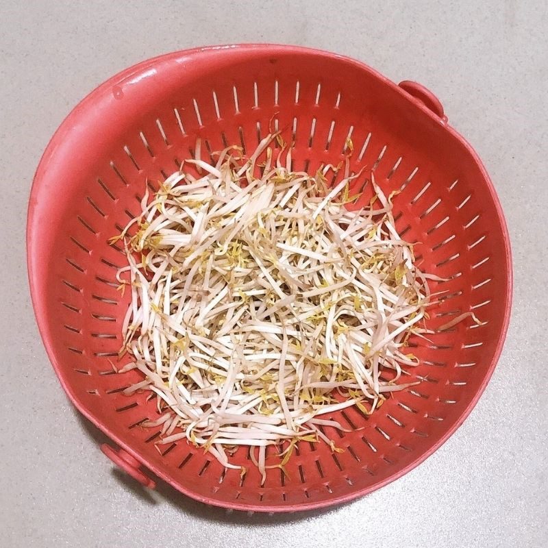 Step 1 Prepare the ingredients for Tomato Bean Sprout Soup