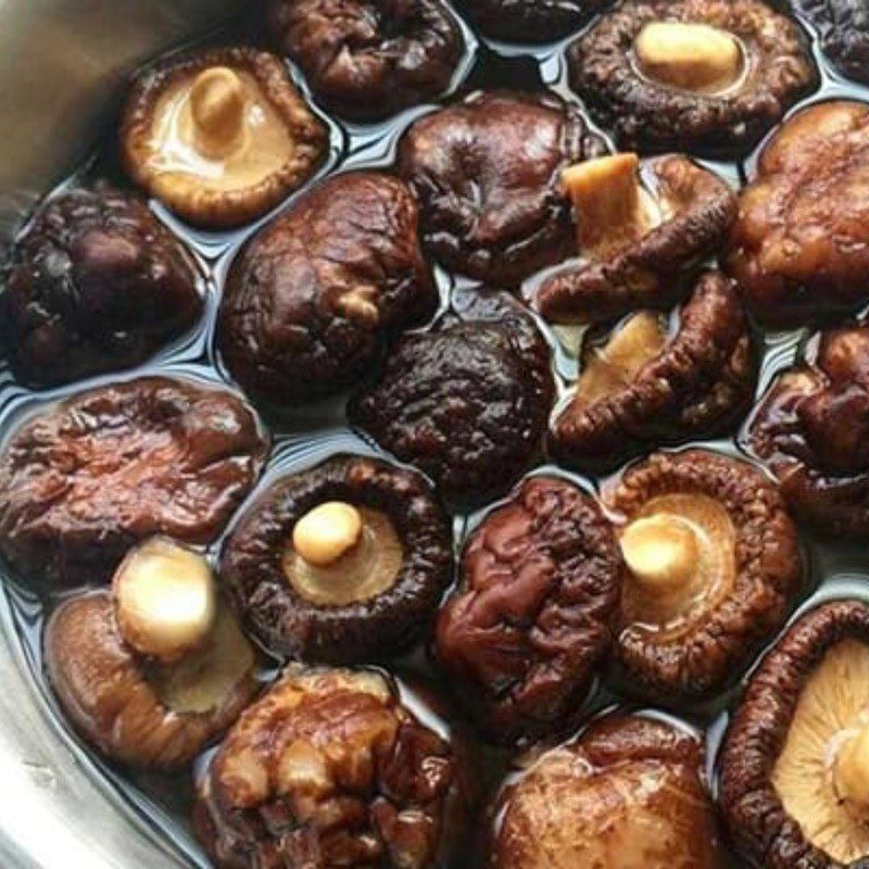 Step 1 Prepare the ingredients for vegetarian beef stew with shiitake mushrooms