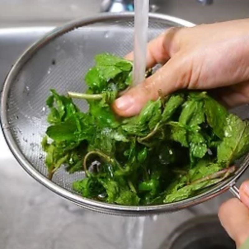 Step 1 Prepare the ingredients for mint coriander juice