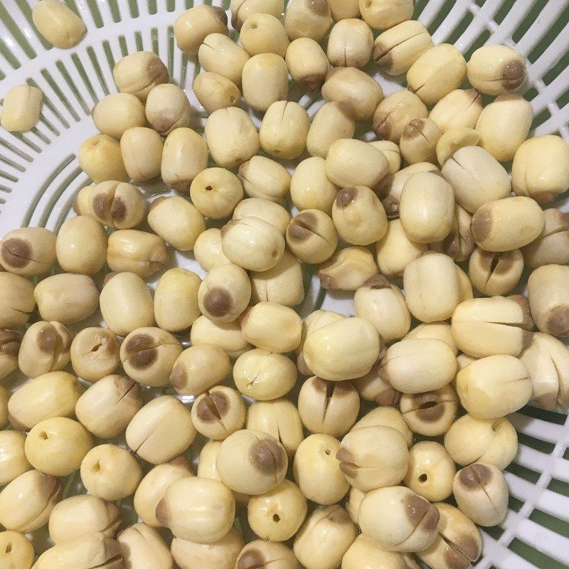 Step 1 Prepare the ingredients for Chicken stew with lotus seeds