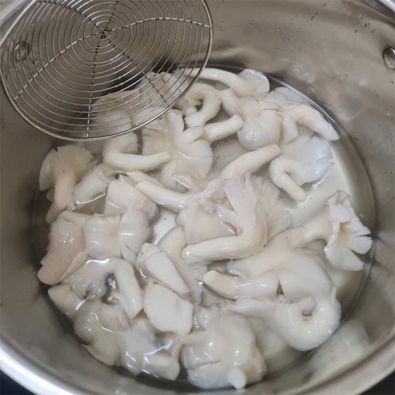 Step 1 Prepare the Ingredients for Oyster Mushrooms Stir-fried with Eggs (Recipe Shared by Users)