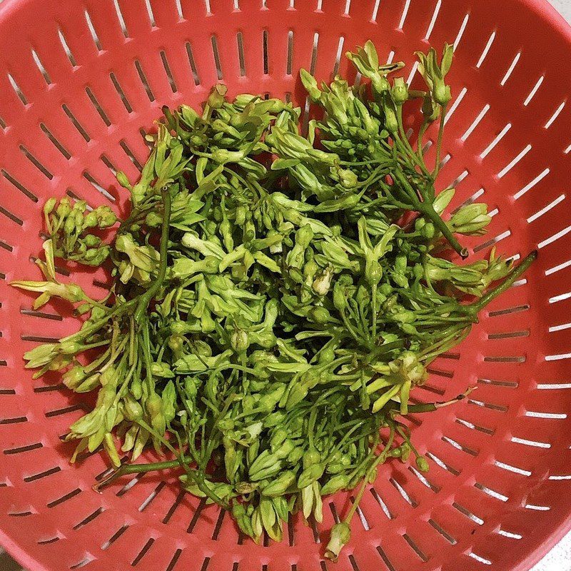 Step 1 Prepare the ingredients for stir-fried morning glory with garlic