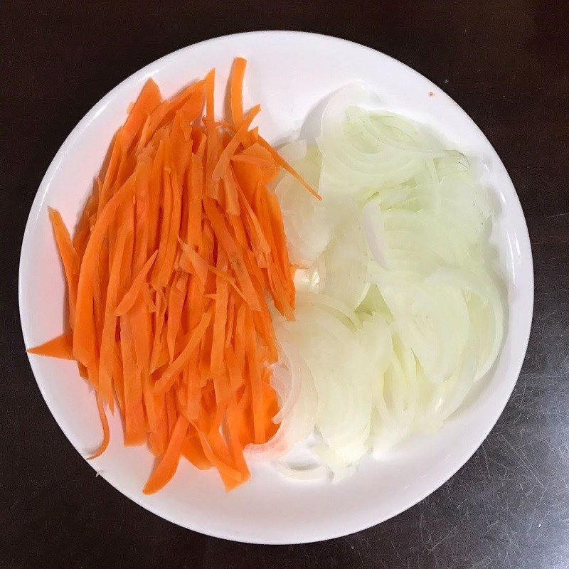 Step 1 Prepare the ingredients for Stir-fried Carrots with Onions