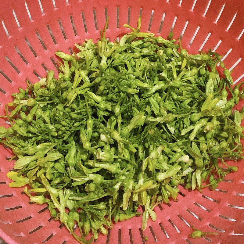 Step 1 Prepare the ingredients for stir-fried morning glory with garlic