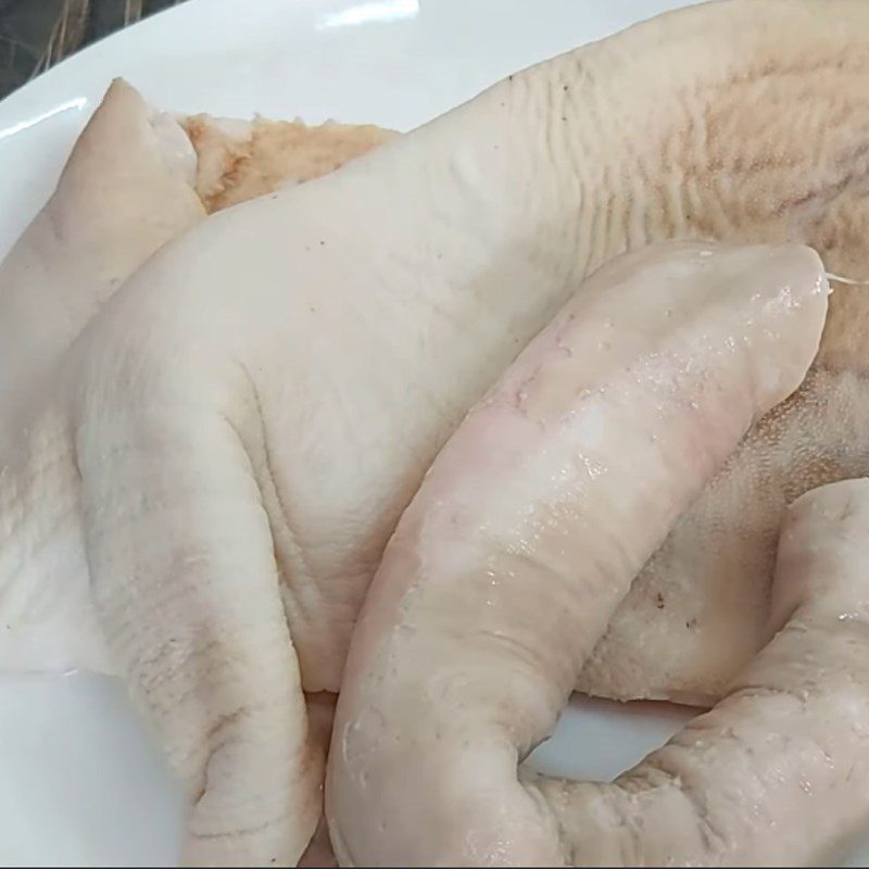 Step 1 Prepare the ingredients for boiled beef intestines