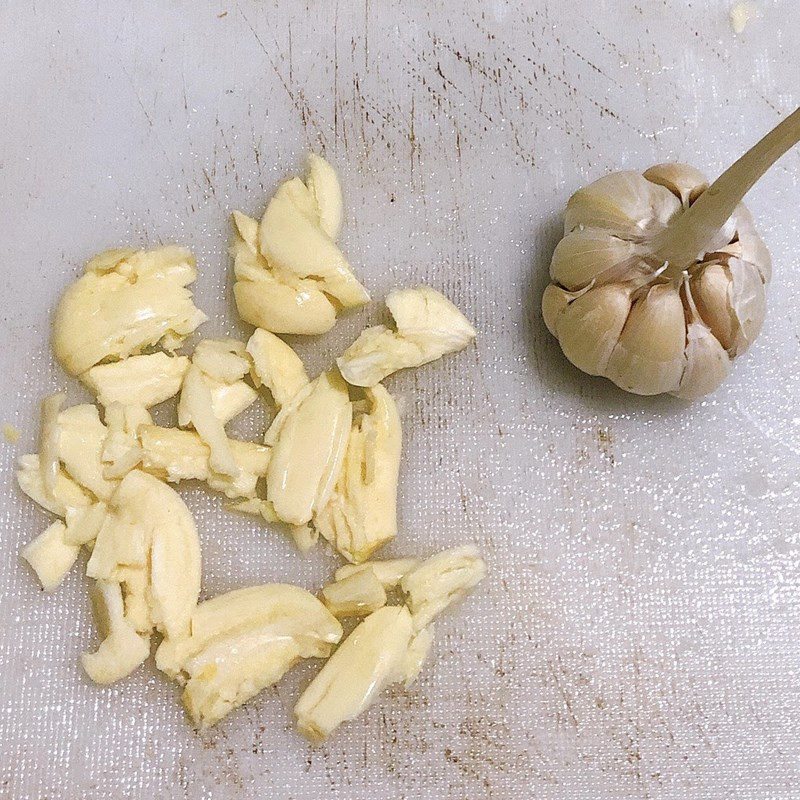 Step 1 Prepare the ingredients for stir-fried morning glory with garlic