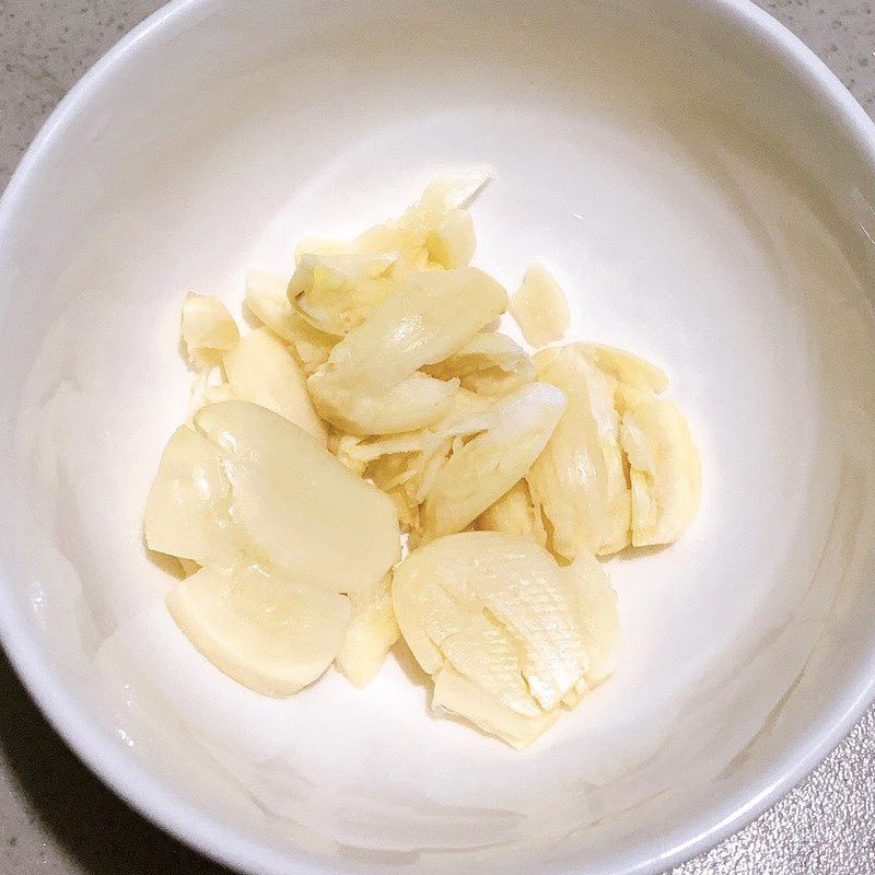 Step 1 Prepare the ingredients for stir-fried morning glory with garlic