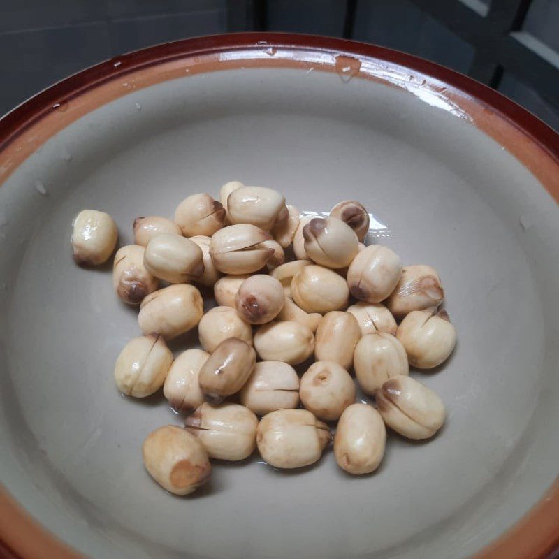 Step 1 Prepare the ingredients for pigeon with lotus seeds
