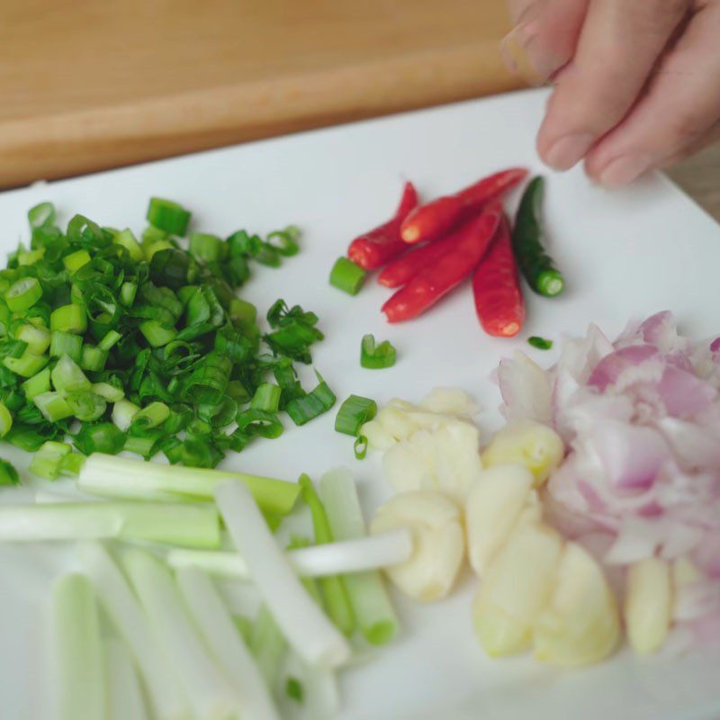 Step 1 Prepare ingredients Dried shrimp stew with green pepper