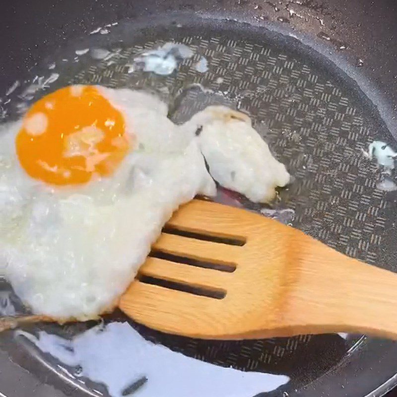 Step 1 Prepare the ingredients for Fried eggs with soy sauce