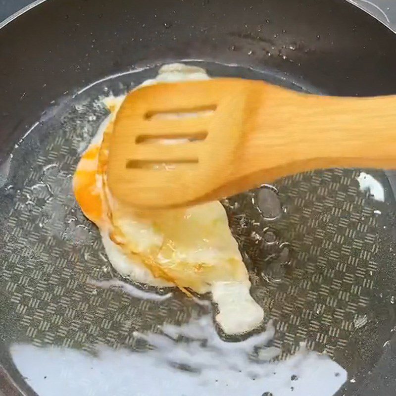 Step 1 Prepare the ingredients for Fried eggs with soy sauce