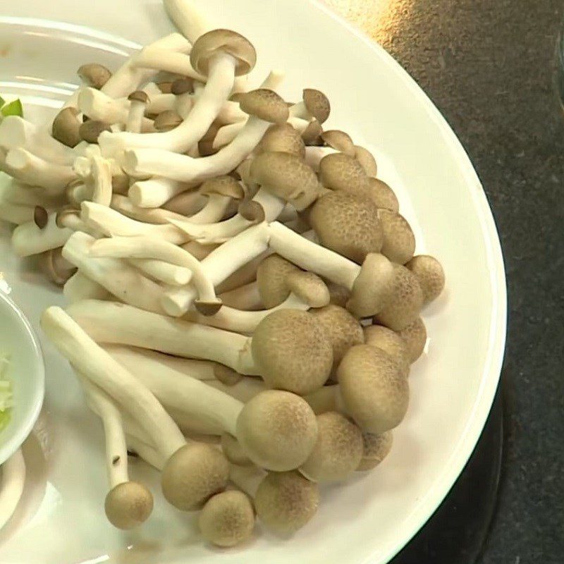 Step 1 Prepare the ingredients for Stir-fried Ganoderma Mushrooms with Bell Peppers