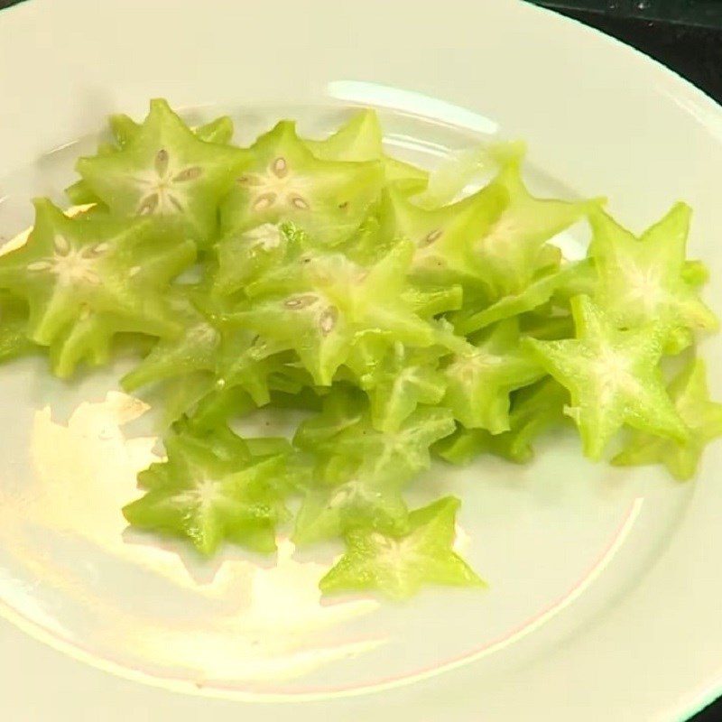 Step 1 Prepare the ingredients for Sour Starfruit Stir-fried Lingzhi Mushroom