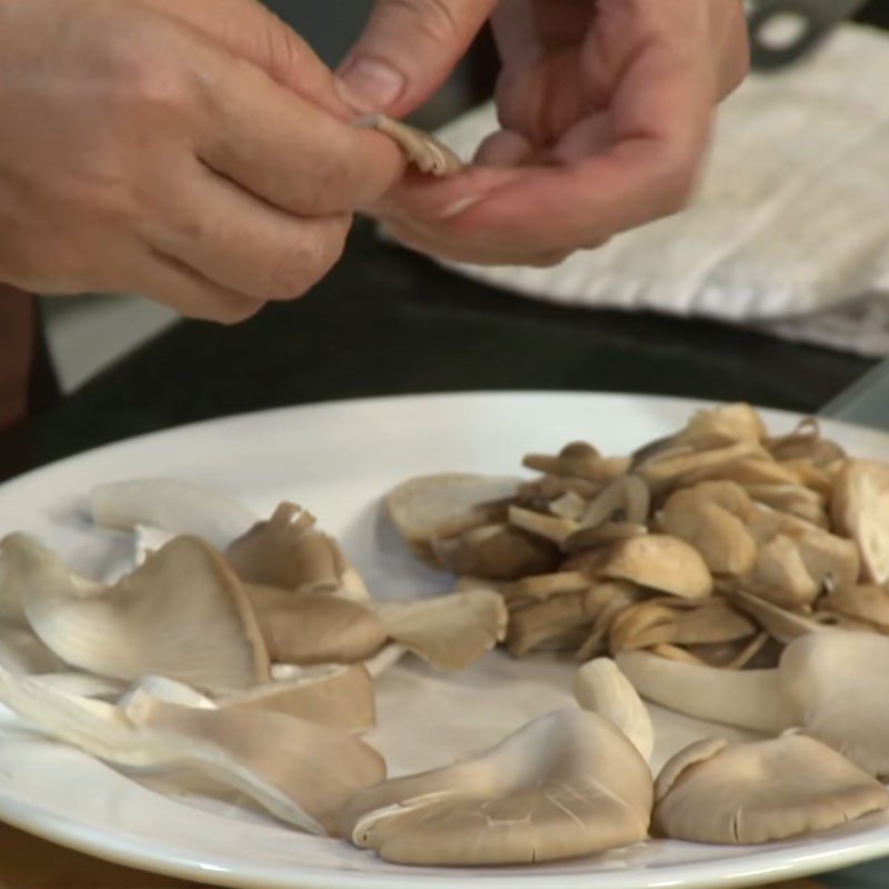 Step 1 Prepare the ingredients for Snow Mushroom and Abalone Soup