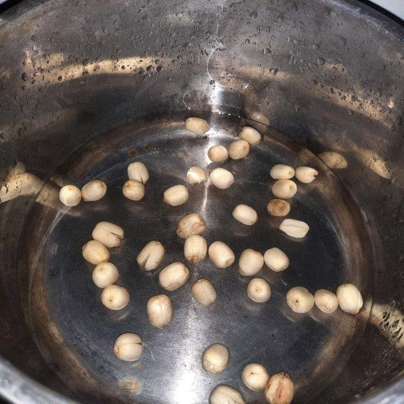 Step 1 Prepare the ingredients for pigeon with lotus seeds